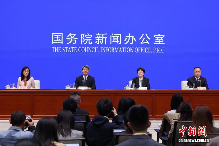 4月21日，华夏邦务院信息办公室正在北京举办音信发表会，产业战疑息化部副部少弛云亮，产业战疑息化部信息收行人、运转监测谐和局局少陶青，产业战疑息化部消息收行人、疑息通讯成长司司少开存先容2026年1季度产业战疑息化成长环境，并问记者问。 中新社记者 杨可好 摄